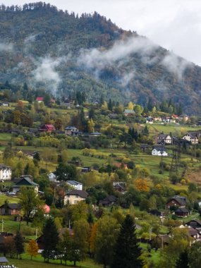 Sonbaharda Karpatlar 'da küçük bir köyden manzara