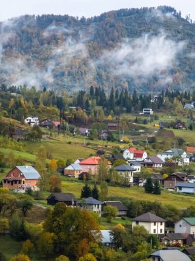 Dağlarda küçük bir köyü olan güzel bir manzara.