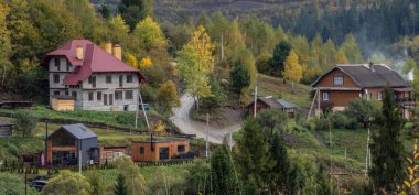 Güzel sonbahar manzarası dağlarda