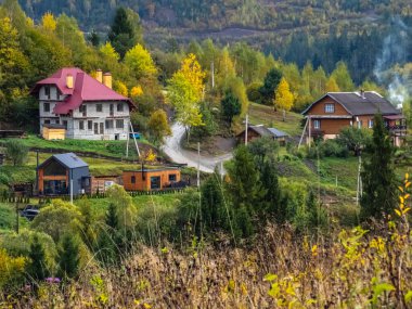 Yamaçtaki küçük bir köyün güzel sonbahar manzarası.