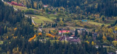 Dağlarda sonbahar manzarası