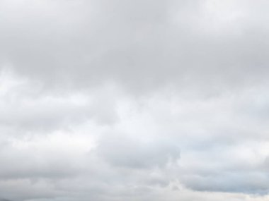 kabarık beyaz bulutlar üzerinde mavi gökyüzü