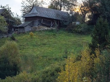 Arkasında pipet olan ahşap bir ev..