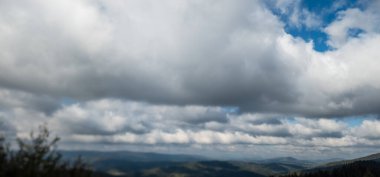 Bulutlu ve bulutlu bir dağ manzarası. Yaz manzarası
