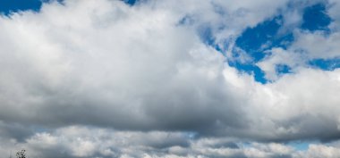 Bulutlu ve güneşli mavi gökyüzü