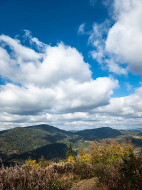 Sonbahar mevsiminde güzel dağ manzarası