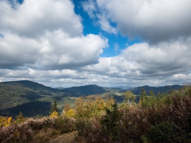 Karpat dağlarının sonbahar günündeki güzel manzarası..