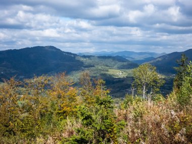 Yazın dağların güzel manzarası
