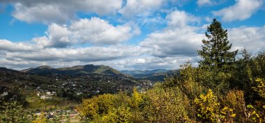 Dağları ve ağaçları olan güzel sonbahar manzarası