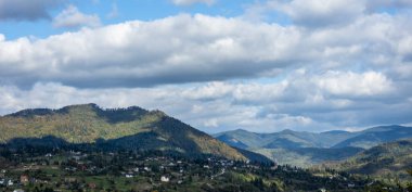Dağlarda sıradağları olan güzel bir manzara.