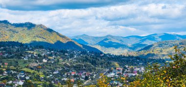 Sonbaharda dağlarda bir köy