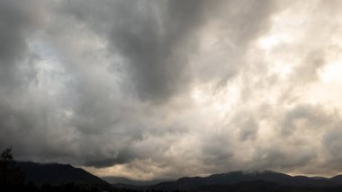 Dağları ve bulutları olan güzel bir manzara