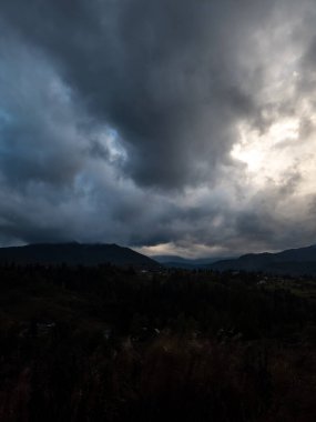 Bulutlu bir günde bir dağ manzarasının dikey görüntüsü