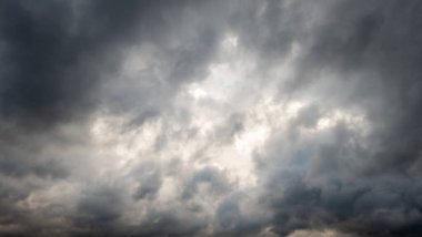 Fırtına öncesi karanlık gökyüzü