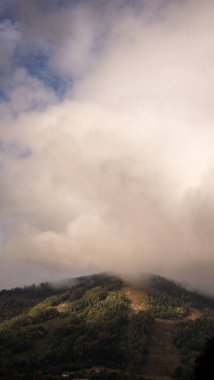 Dağda bulutlar Karpat dağlarında