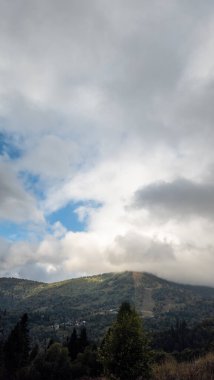 Dağlı güzel bir manzara.