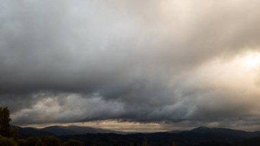 Bulutlu gökyüzü ve doğal arka plan ile dramatik gün batımı