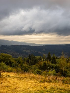 Sonbaharda tepenin kırsal manzarası