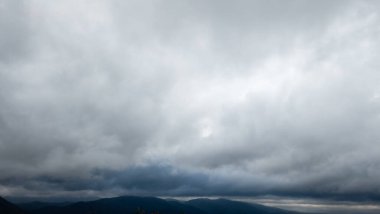 Bulutlu gökyüzü ile güzel bir manzara