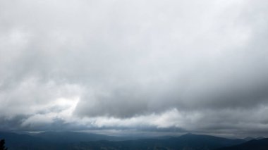 Dağlarda fırtına bulutları