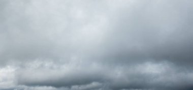 Gökyüzündeki fırtına bulutları.