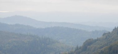 Dağları ve bulutları olan güzel bir manzara