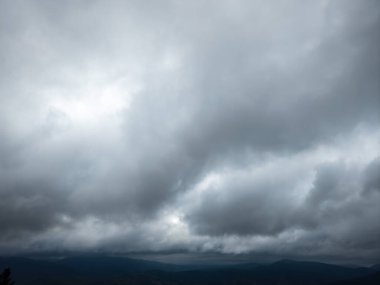 dağlarda kara bulutlar