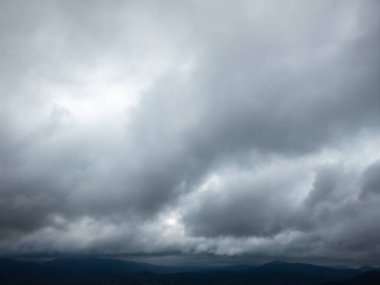 Dağlarda fırtına bulutları