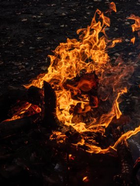Siyah arkaplandaki alevlerin görüntüsünü kapat