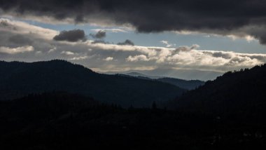 Dağları ve bulutları olan güzel bir manzara