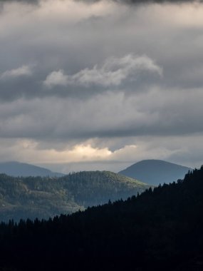 Bulutlu güzel dağ manzarası