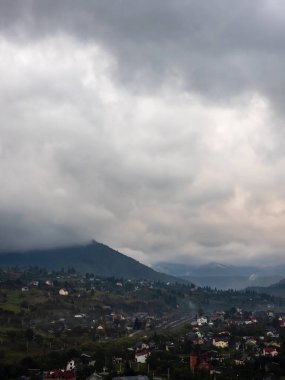 Dağlarla, doğayla güzel bir manzara.