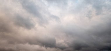 Yağmur önce karanlık fırtına bulutu.