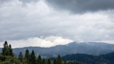 Dağ silsilesi bulutlar ile