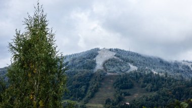Karla kaplı güzel bir dağ manzarası.