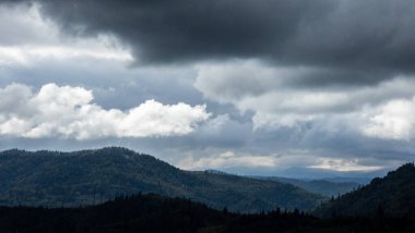 Bulutlu havalarda güzel dağ manzarası