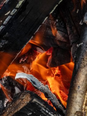 Şöminede ateş yanıyor, şöminede yanıyor, kapanıyor.