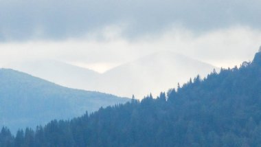 Dağlarda sisli gün doğumu