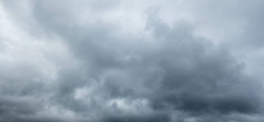 Mavi gökyüzünde fırtına bulutları, arka plan