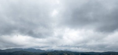 Karanlıktaki fırtına bulutları