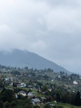 Mt. Dağın manzarası. Fuji ve bulutlu bir sonbahar günü, Japonya.