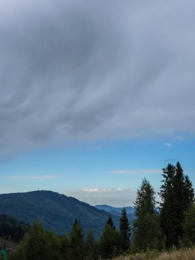 Bulutlu bir günde güzel bir dağ manzarası