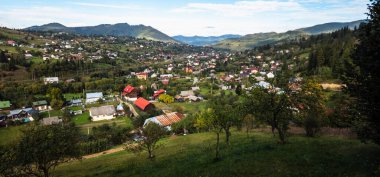 Dağlardaki güzel yaz köyü. Karpat Dağları. ukraine.