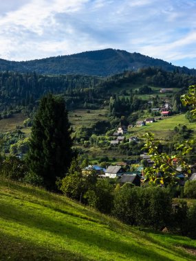 Sonbaharda Karpatlar köyünün manzarası