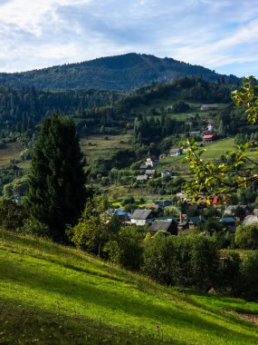 Yazın Karpat Dağları Köyü
