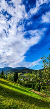 Dağ ve mavi gökyüzü olan güzel bir manzara.