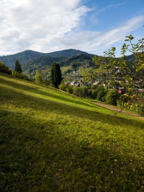 Rostov köyünün manzarası, arka plandaki siyah dağlar.