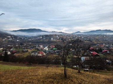 Bir tepeden şehrin manzarası