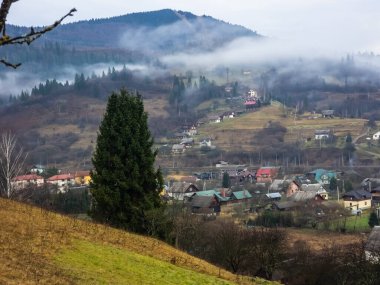 Karpatlarda sonbahar, ormandaki güzel bir köy..