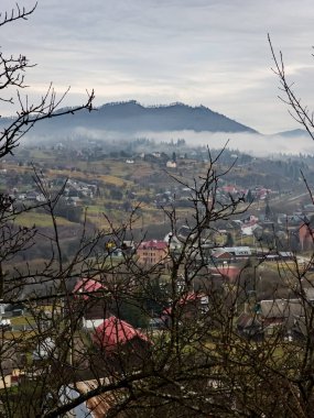 Dağlar ve köyün görünümü